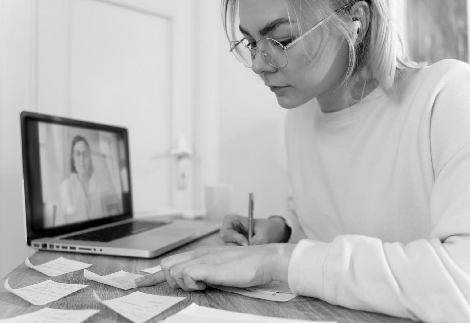 Participants échangeant lors d'un atelier de gestion budgétaire à Orléans